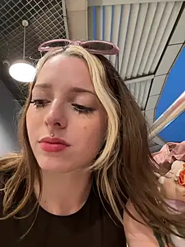 LoraaDoll live sex cam