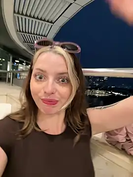 LoraaDoll live sex cam