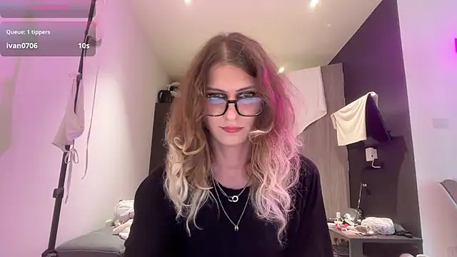 AlicePinkhead live sex cam
