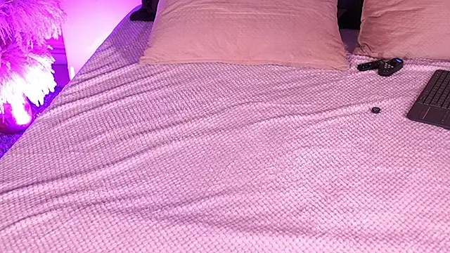 IzzyWild live sex cam