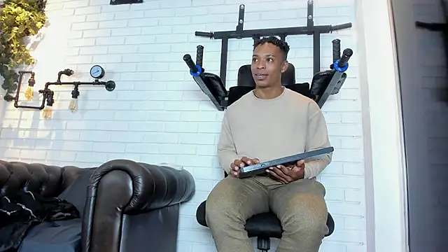 ItaloMoore live sex cam