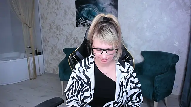 LindaSandy_1's cam snapshot