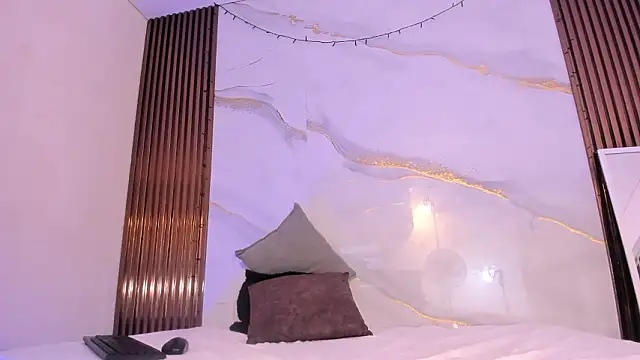 LuciaCute1's cam snapshot