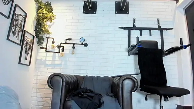 ItaloMoore live sex cam