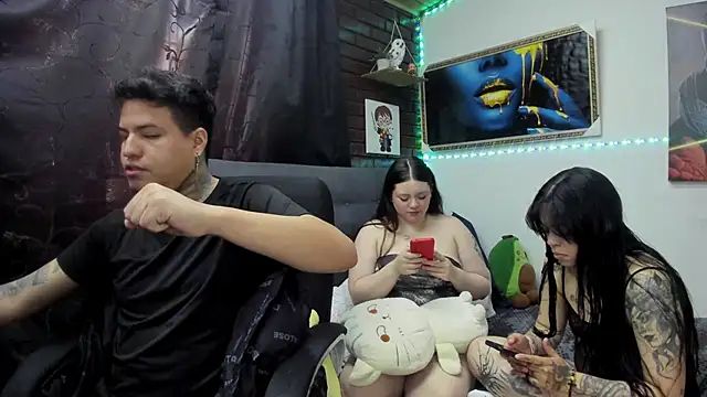 emii_cris_issabell's cam snapshot