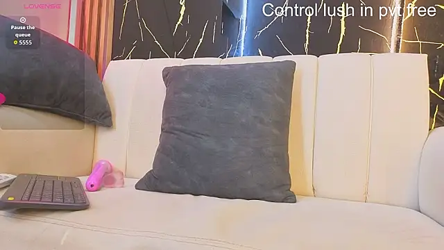 Mila_Vellrose_pm2's cam snapshot