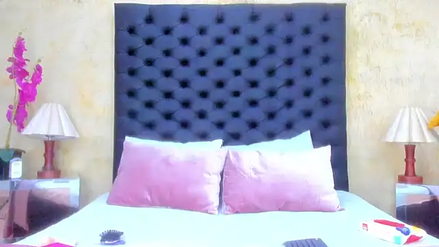 NahomiWhitel live sex cam