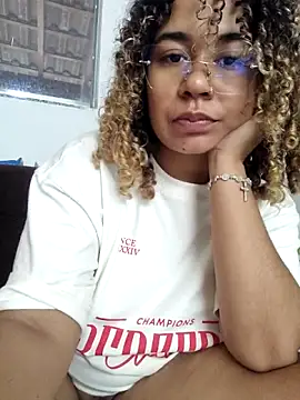 VitoriaFernandes live sex cam