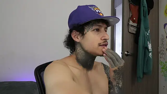 trieone live sex cam