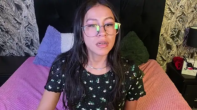 EmiGomez_'s cam snapshot