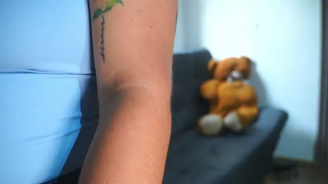 Cuttiealice's cam snapshot