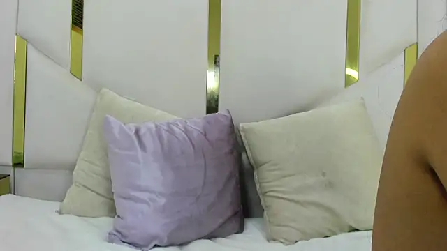 Aisha_Leenss's cam snapshot