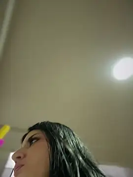 horny_roomiess's cam snapshot