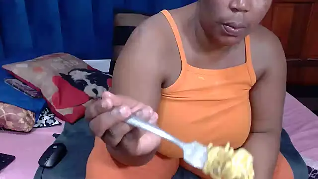 CurveyChocClitX5 live sex cam