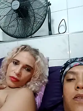 2Juicy_pussy's cam snapshot