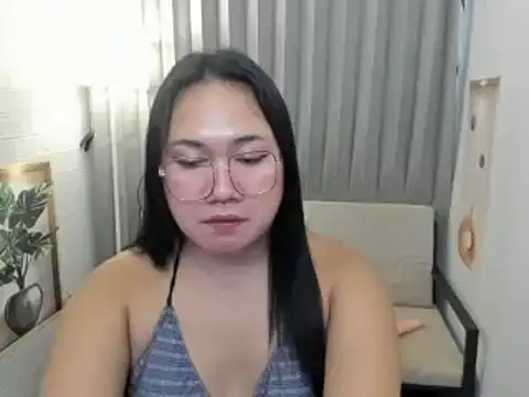 TsUncutKaren live sex cam