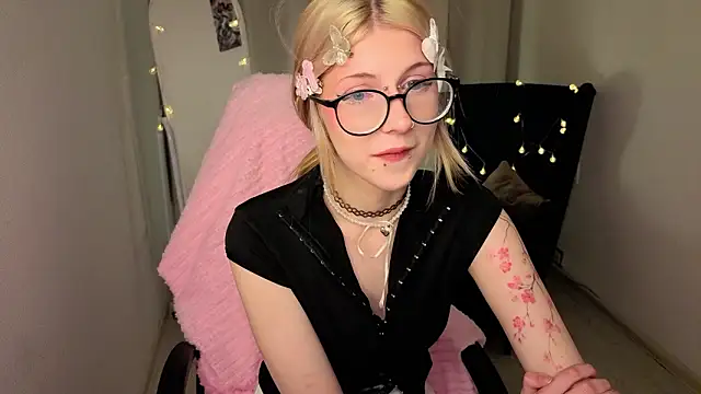 alicedews's cam snapshot