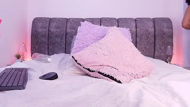 naia_blessed's cam snapshot