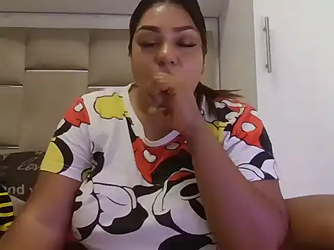 Wet-Spicy_indian_Mum's cam snapshot