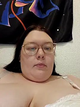 Sexycurvyemilyy live sex cam