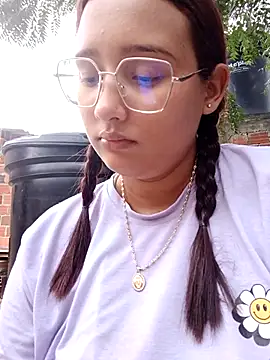 young_dairy01's cam snapshot