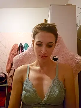 Irresistible24 live sex cam