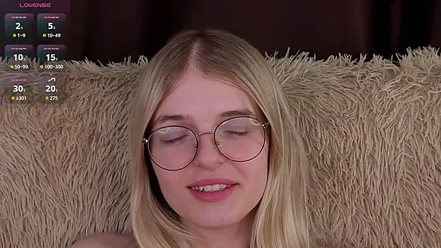 MonicaShiny's cam snapshot