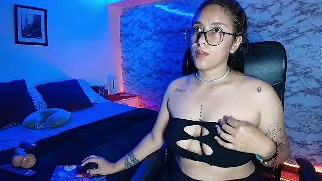 Camila_IRoose's cam snapshot