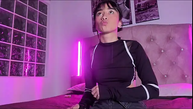 Alahia_rosee's cam snapshot