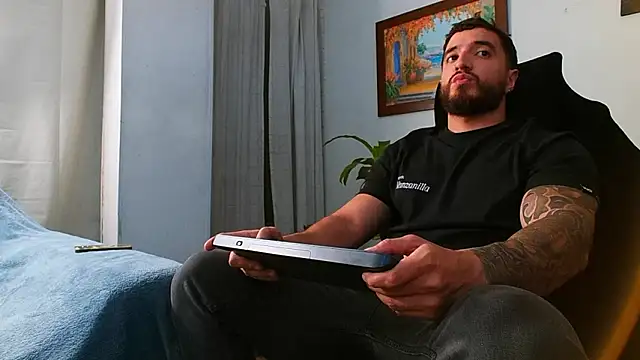 bradley_martinez's cam snapshot