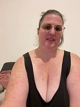 bea_french_curvy's cam snapshot