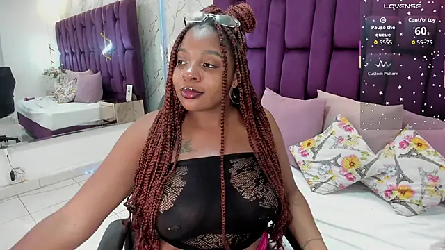 nefferetcharlotte's cam snapshot