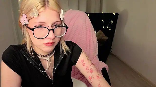 alicedews's cam snapshot