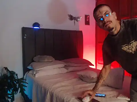 Ozzy4friends's cam snapshot