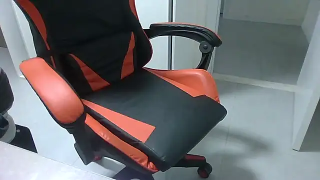 JUNINHOLEKEJR live sex cam