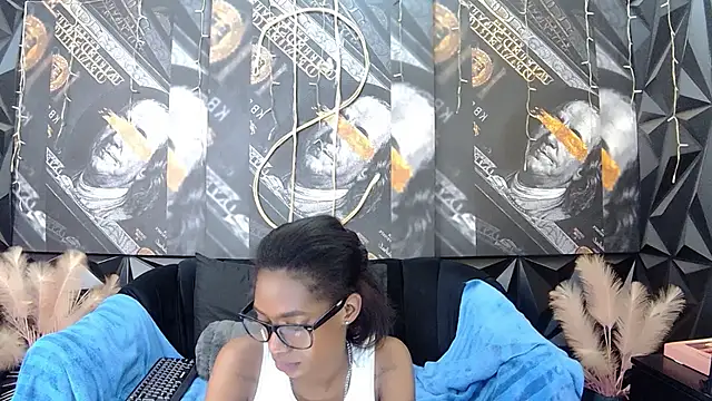 Lilmisbaddyxxx's cam snapshot