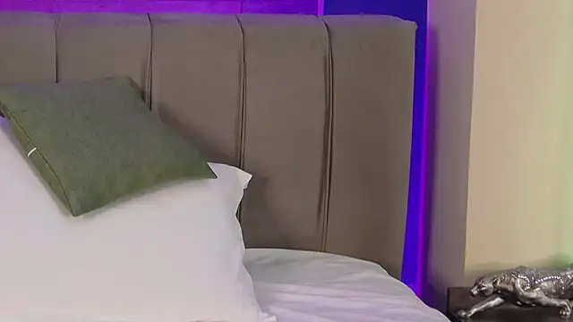 LoraDevine live sex cam