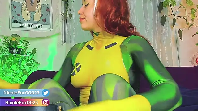 NicoleFox23_'s cam snapshot