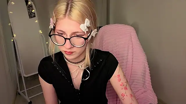 alicedews's cam snapshot