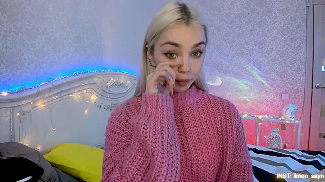 LillyMoure_'s cam snapshot