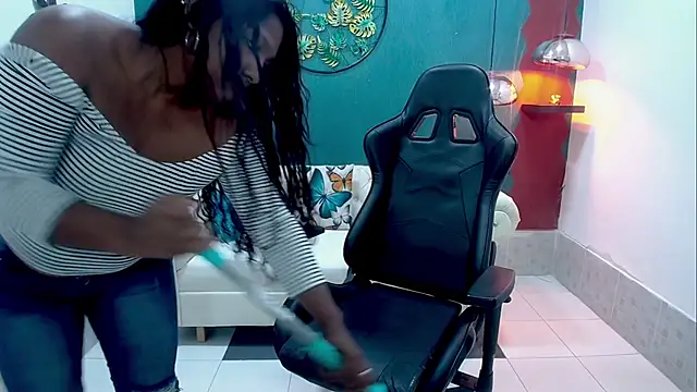 amara_brunette's cam snapshot