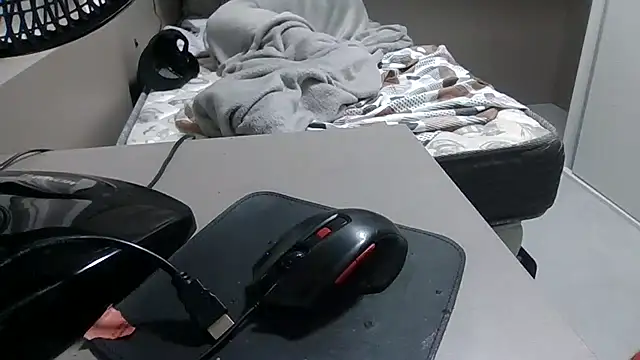 JUNINHOLEKEJR live sex cam