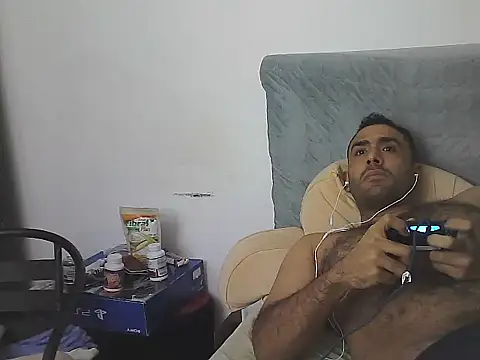 AlphaLatinoBear live sex cam