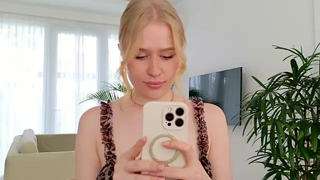 JuliaJaee live sex cam