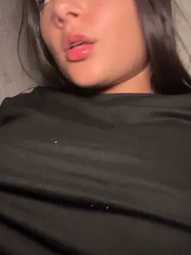 EmmiiGlow live sex cam