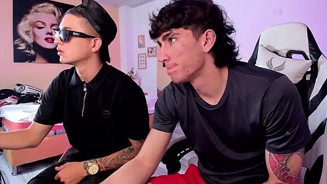 Handsomeboyss19 live sex cam