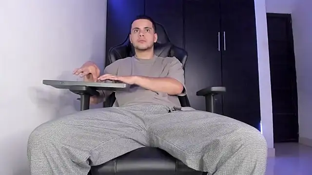 Liam_Mateo's cam snapshot