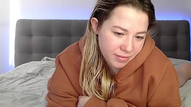 Embersweetbunny's cam snapshot