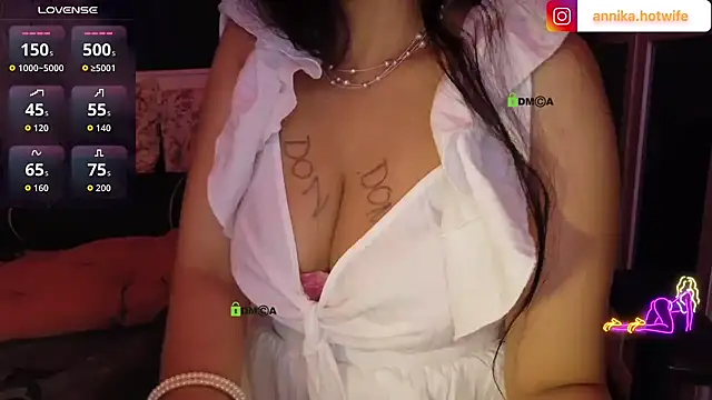 CharmingTania live sex cam