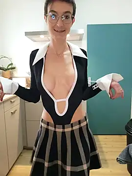 LaureLiveXX's cam snapshot